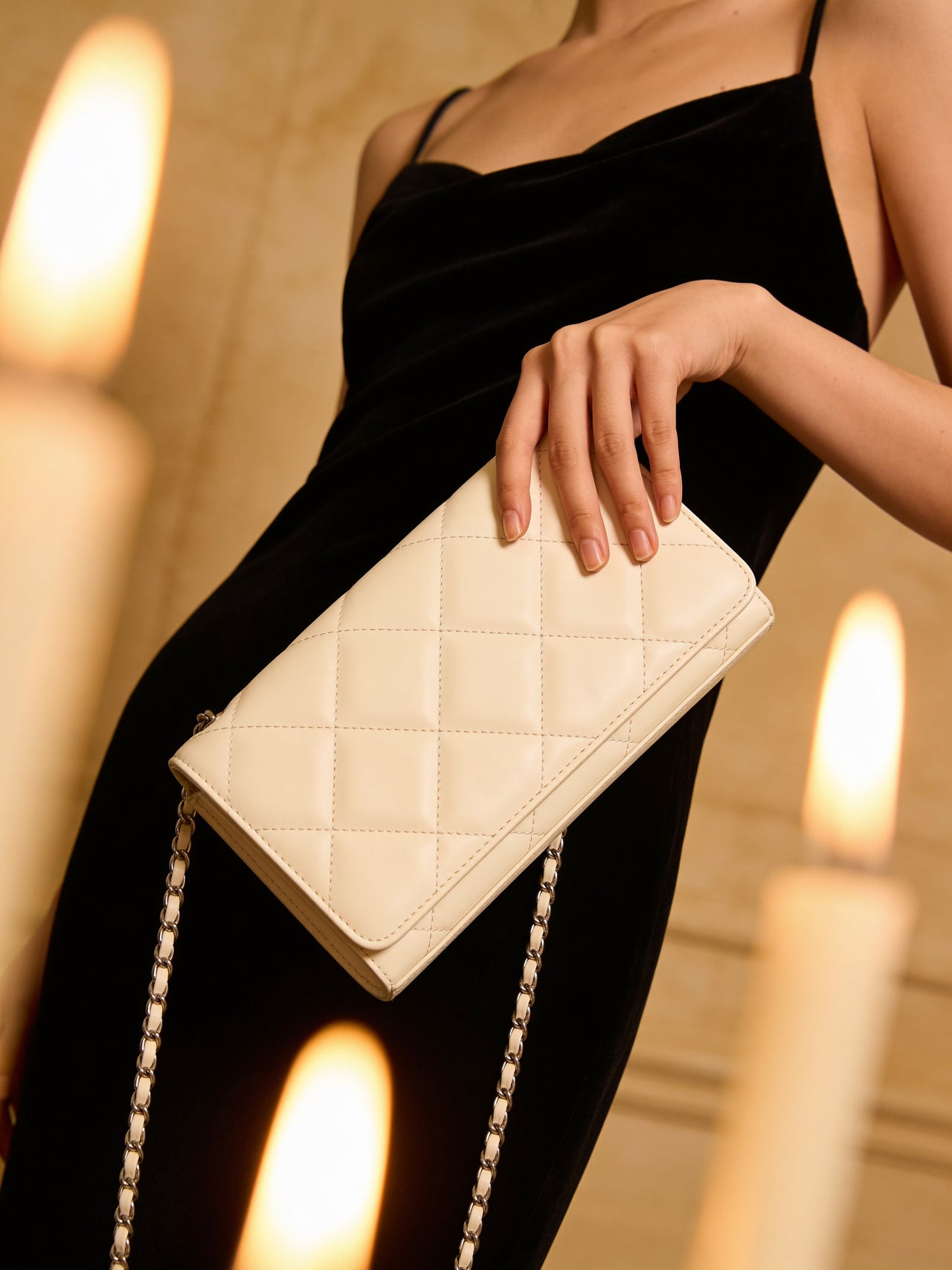 Evening look with a cream quilted flap bag