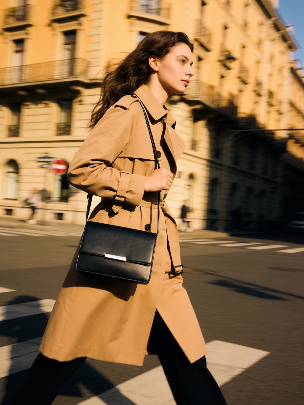 Street style with a black leather shoulder bag
